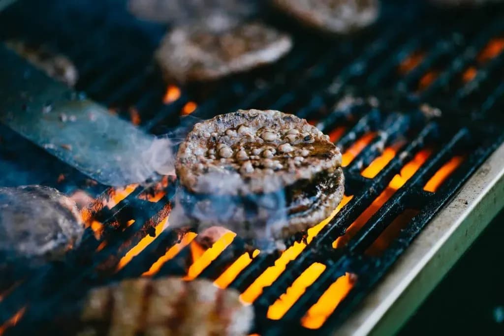 Jak usmażyć hamburgera, aby był soczysty i idealnie przyprawiony