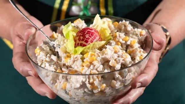 Jak zrobić sałatkę z kurczakiem – prosty przepis, który zachwyci