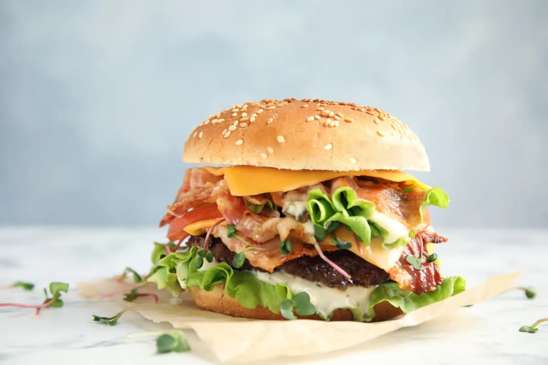 Ile kalorii ma burger? Zaskakujące różnice w kaloryczności!