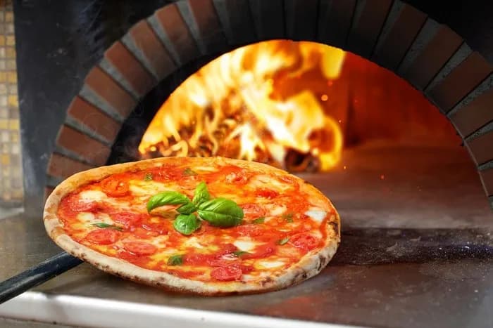 Ile waży pizza 30 cm? Odkryj, co wpływa na jej wagę