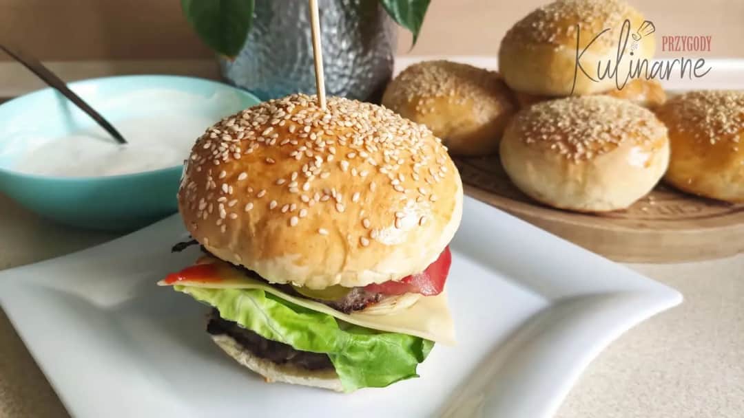Jak podpiec bułki do hamburgerów, aby były idealnie chrupiące?