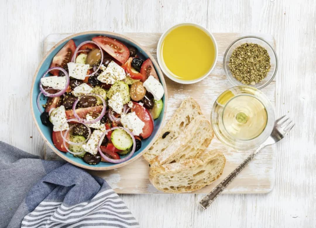 Jak zrobić sos do sałatki greckiej - prosty przepis na pyszny dressing