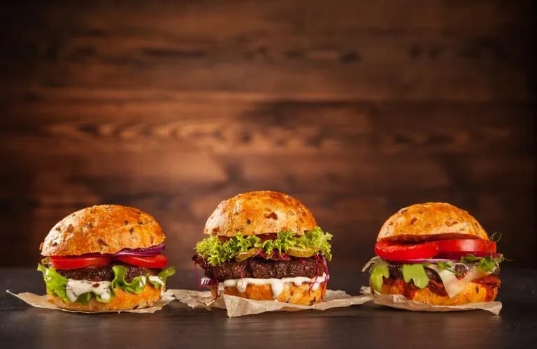 Ile kalorii ma hamburger domowy? Zaskakujące wartości, które musisz znać