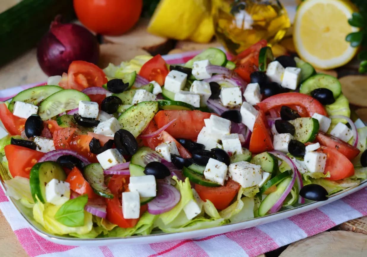 Jaką sałatę do sałatki greckiej wybrać, aby zaskoczyć gości?