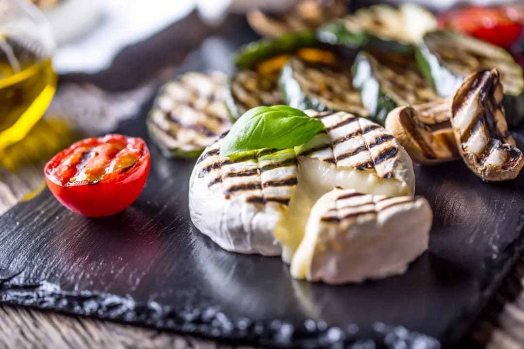 Jak zrobić camembert na grillu - prosta receptura, która zachwyci smakiem