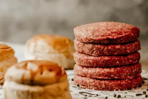 Ile smażyć wołowinę na burgery, aby były idealnie soczyste?
