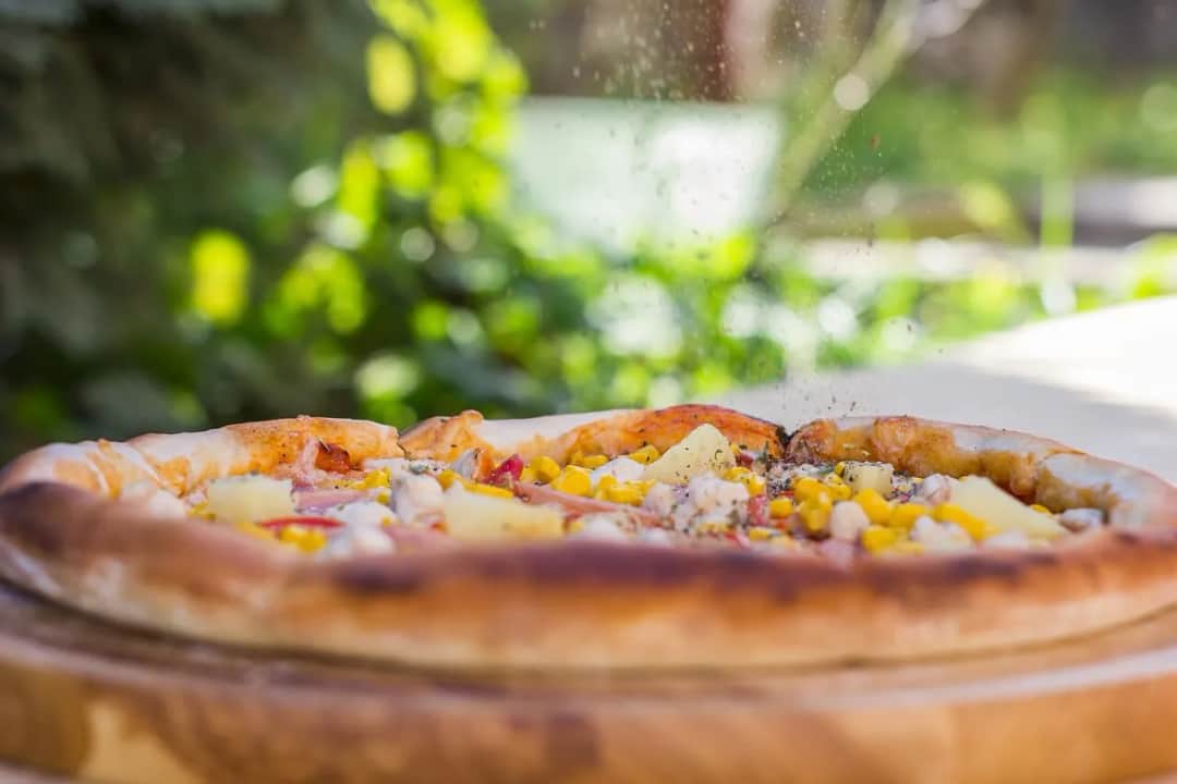 Skąd wywodzi się pizza? Fascynująca historia i jej korzenie