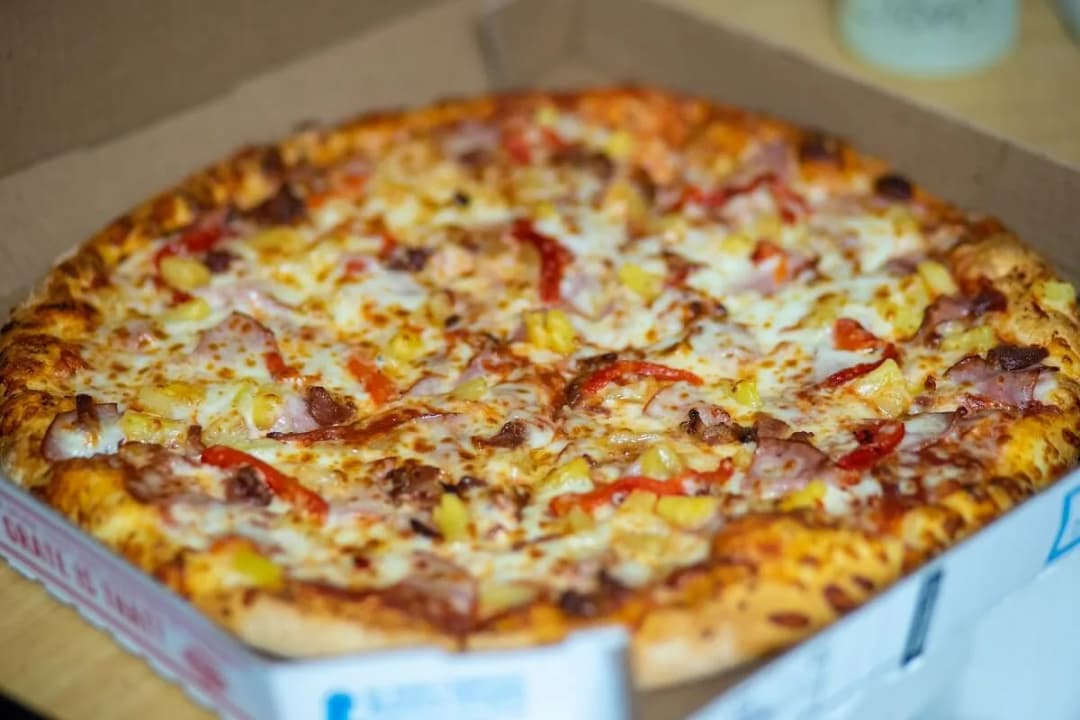 Jak odgrzać pizzę, aby nie straciła chrupkości i smaku?