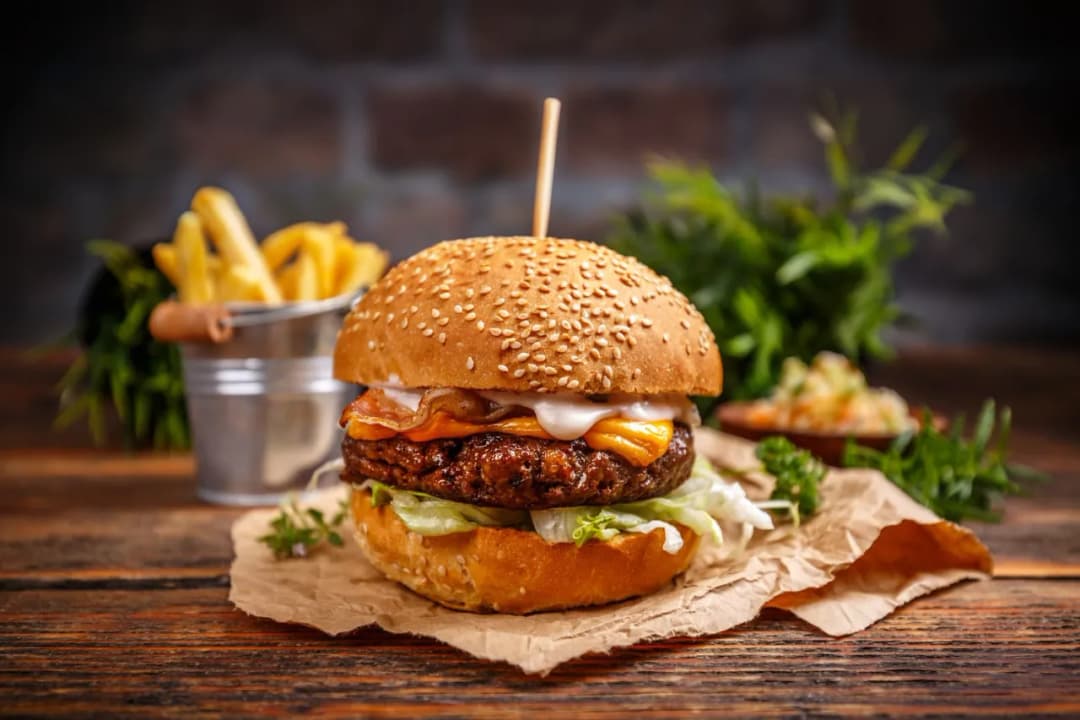 Jak smażyć wołowinę na burgery, by uniknąć suchych kotletów?