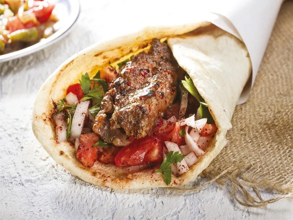 Ile kalorii ma kebab w tortilli z frytkami? Zaskakujące fakty o kaloriach