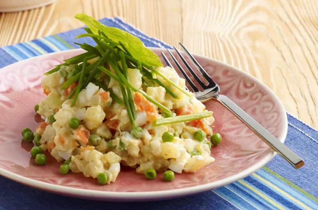 Co się daje do sałatki jarzynowej? Odkryj nietypowe składniki!