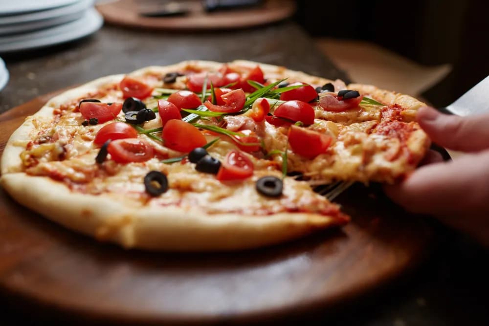 Ile kalorii mają 2 kawałki pizzy? Sprawdź, ile naprawdę zjesz