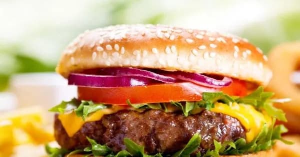 Czym się różni burger od hamburgera? Odkryj zaskakujące różnice