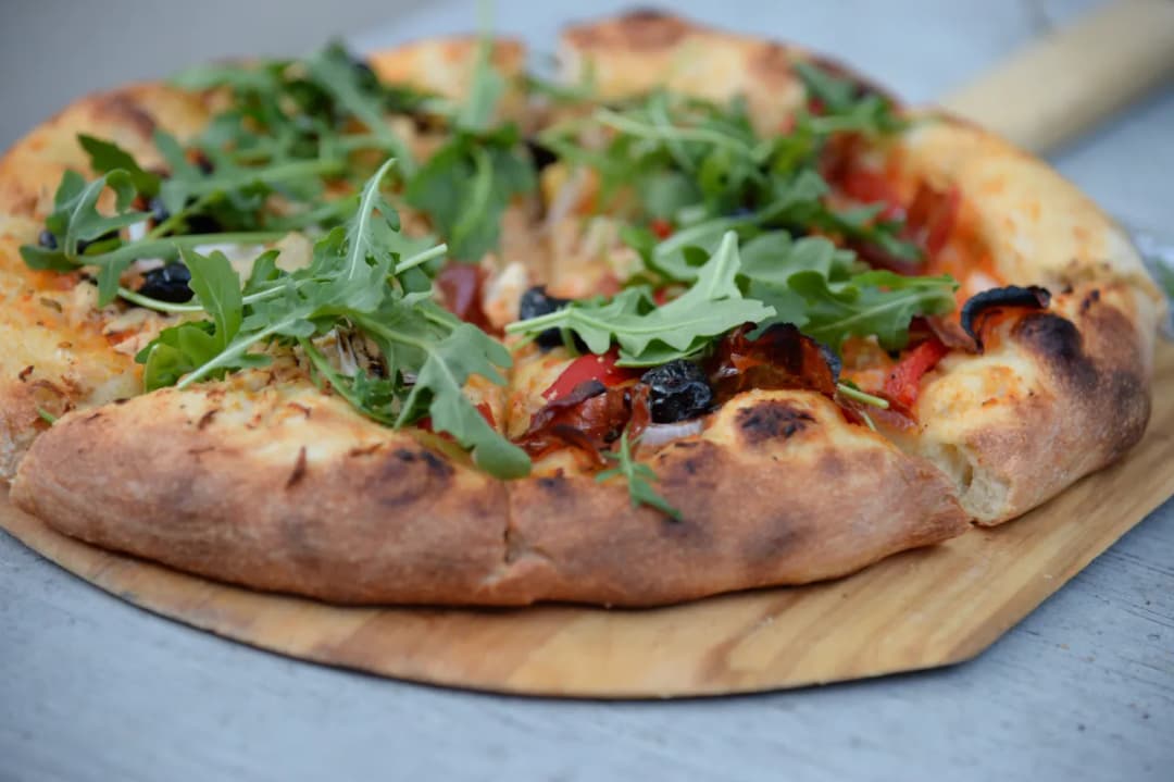 Ile wyrasta ciasto na pizzę? Odkryj sekrety idealnego wyrastania