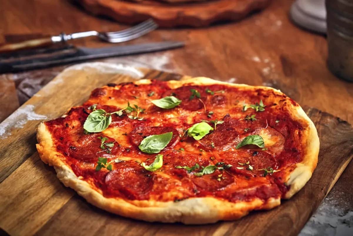 Jakie salami na pizzę? Odkryj najlepsze smaki do swojej pizzy