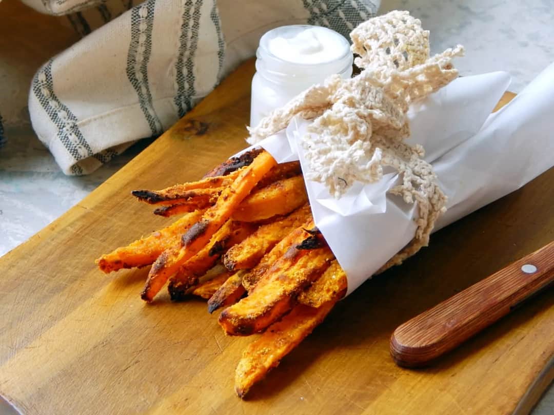 Frytki z batatów na oleju czy w piekarniku: która metoda jest zdrowsza?