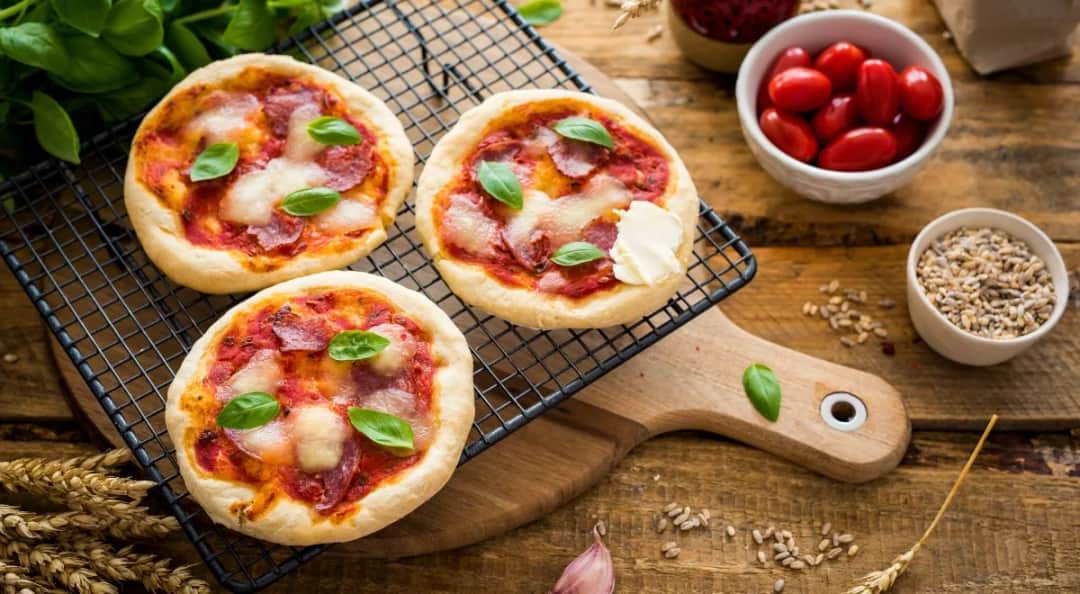 Jak zrobić mini pizze w domu – proste i smaczne przepisy dla każdego
